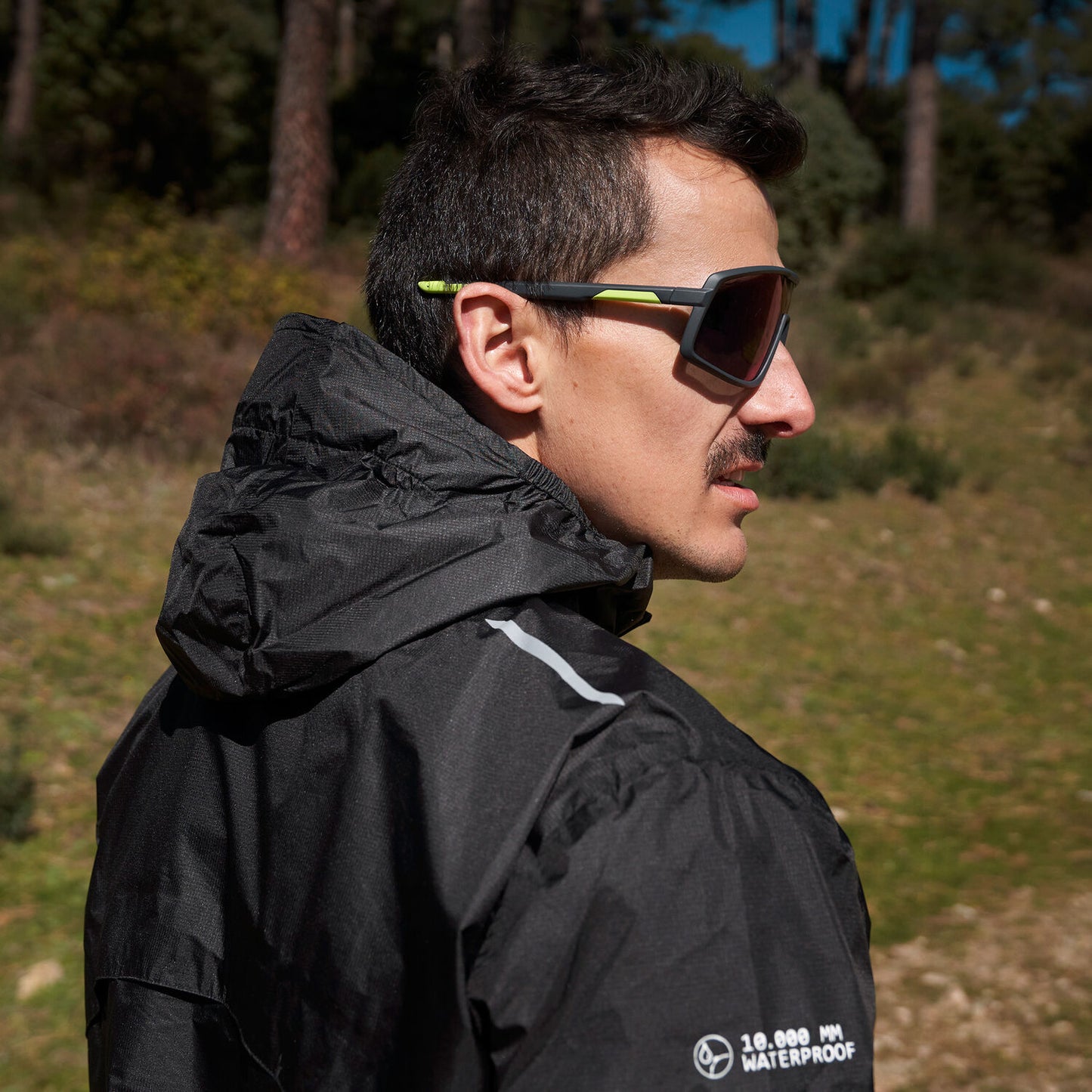 Chaqueta impermeable técnica – Trail Running, Senderismo y Ciudad