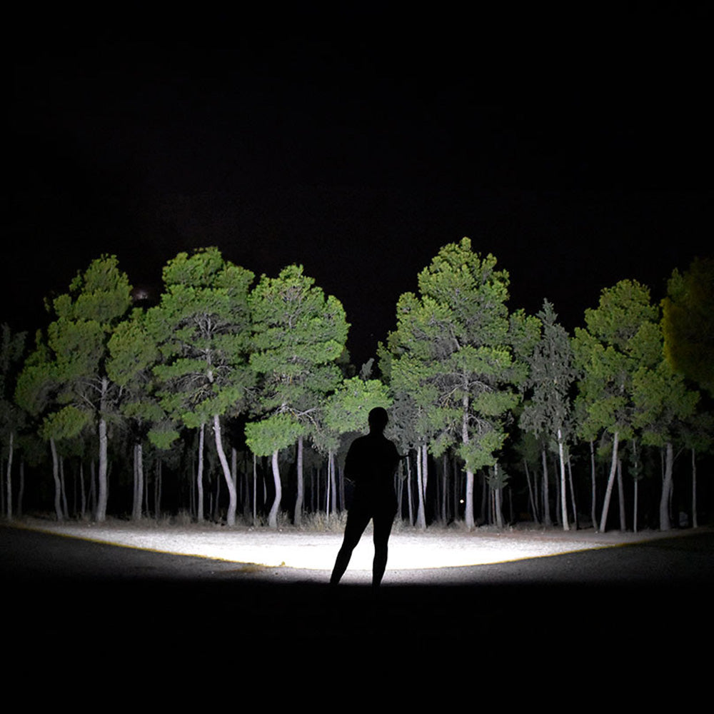 Linterna Led alta potencia de 18.000 Lúmenes.