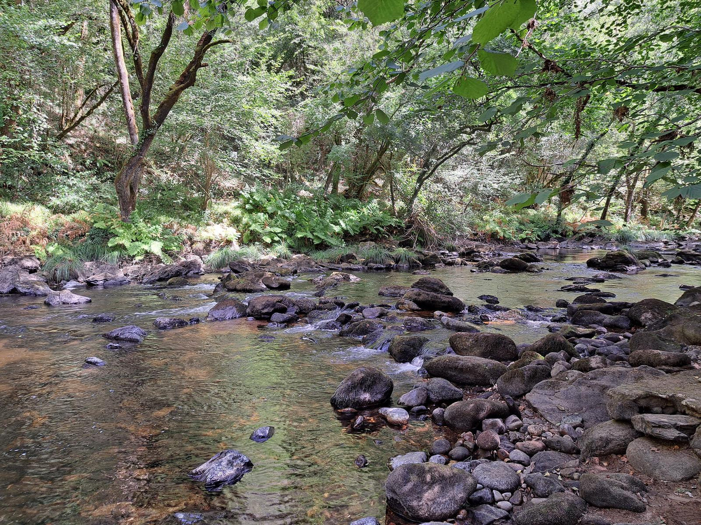Ruta de senderismo, Rio Mandeo, Centro de interpretación de Chelo- Central eléctrica de Zarzo