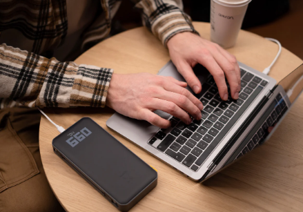 Banco de energía Titan Ultra XB4 24000mAh con Salida USB-C 60W