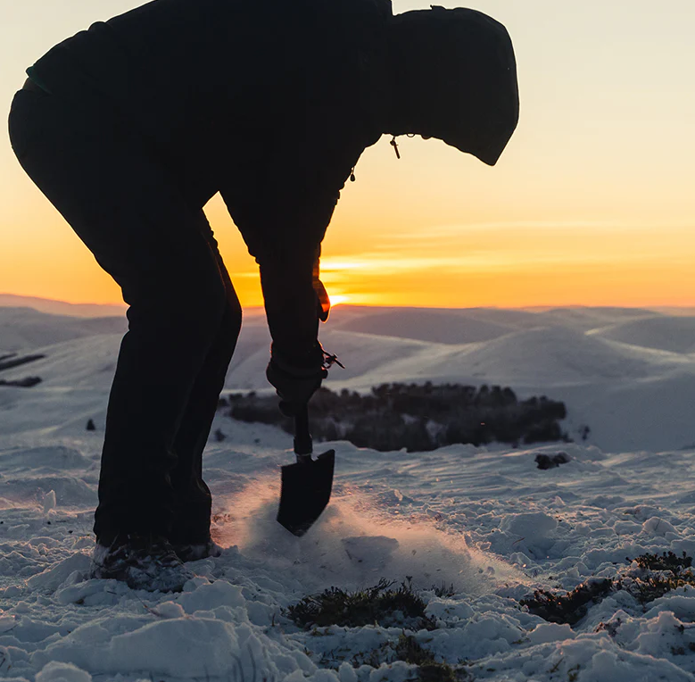 Pala de Doble Plegado con Filo Dentado