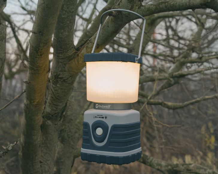 Farol de camping outdoor Outwell Carnelian 1000 lumenes.