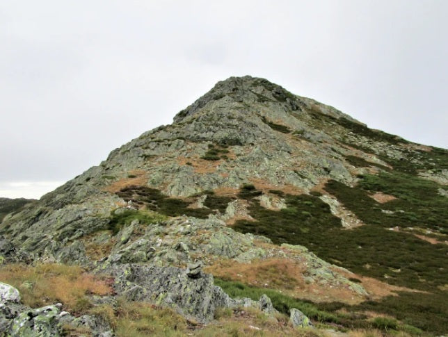 Subida a Peña Trevinca. Curso práctico de senderismo seguro y vivac en media Montaña.