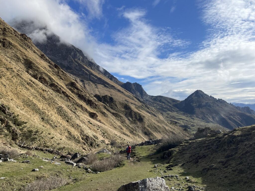 Ruta de senderismo “Peña Ubiña” curso de senderismo seguro en media montaña.