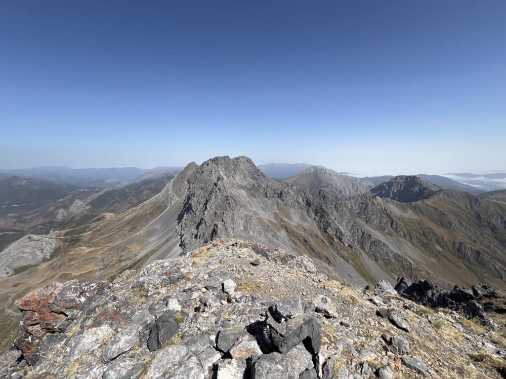 Ruta de senderismo “Peña Ubiña” curso de senderismo seguro en media montaña.