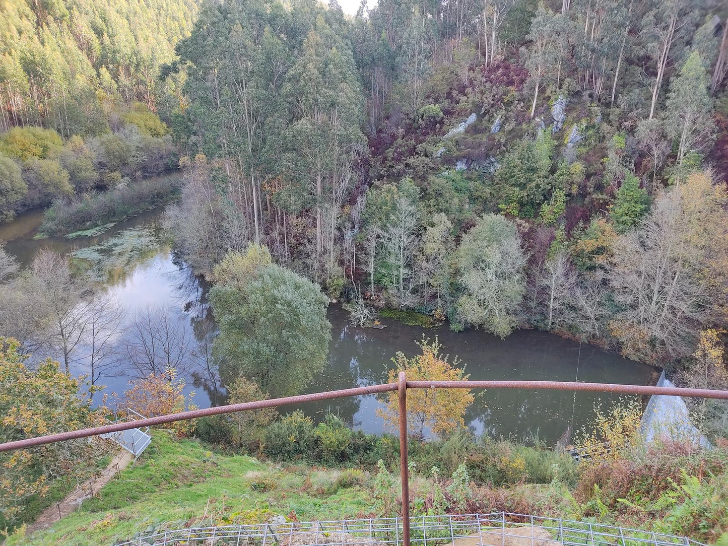 Ruta de senderismo. Sendeiros do rio Castro, fervenza de Naraio e Castelo.  (22 DE MARZO)