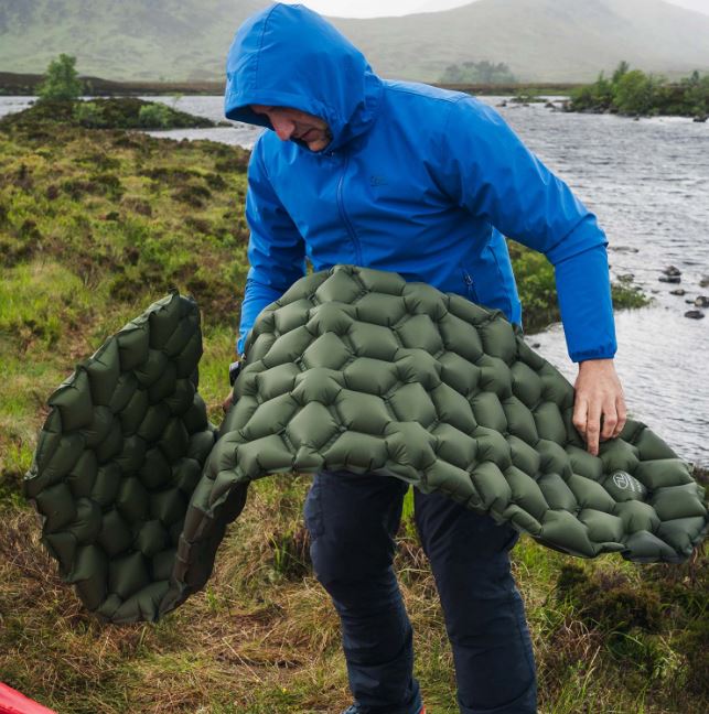 Colchoneta inflable aislante para camping y senderismo Highlander NAP-PAK.