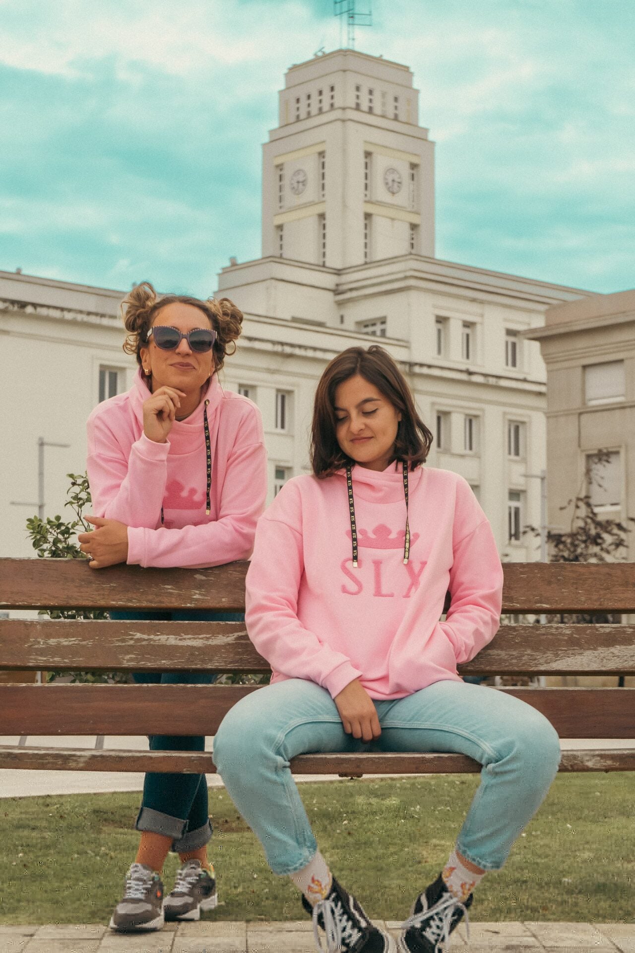 sudadera básica fusia con capucha