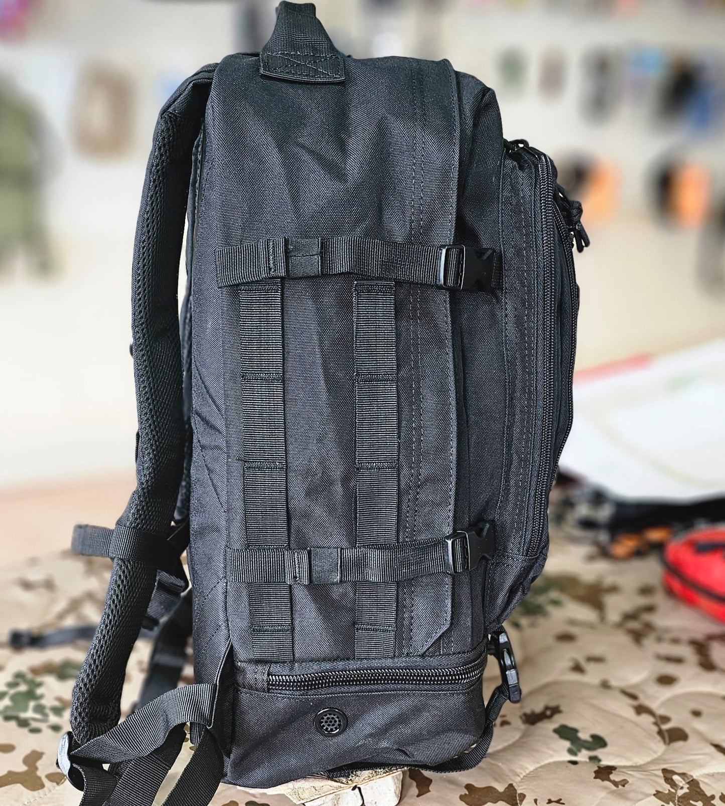 Mochila estilo tactico con sistema molle y extensible